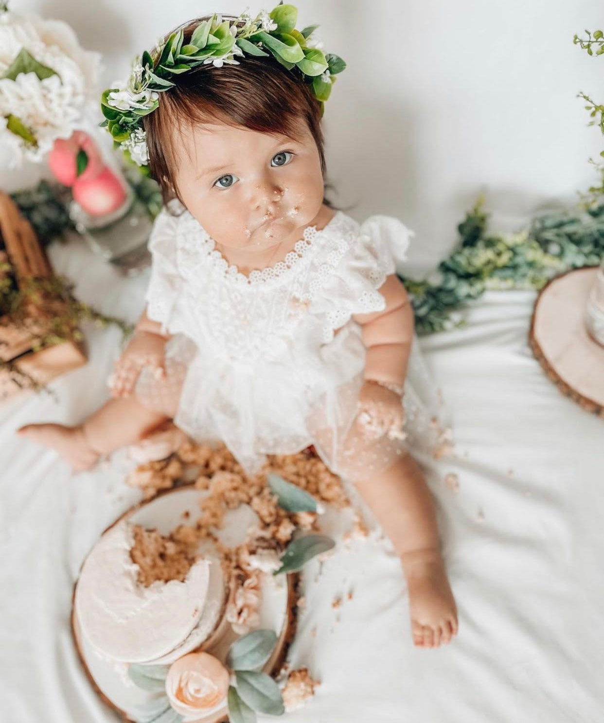Everything you dream of for her perfect first birthday is what this gentle lace romper is composed of