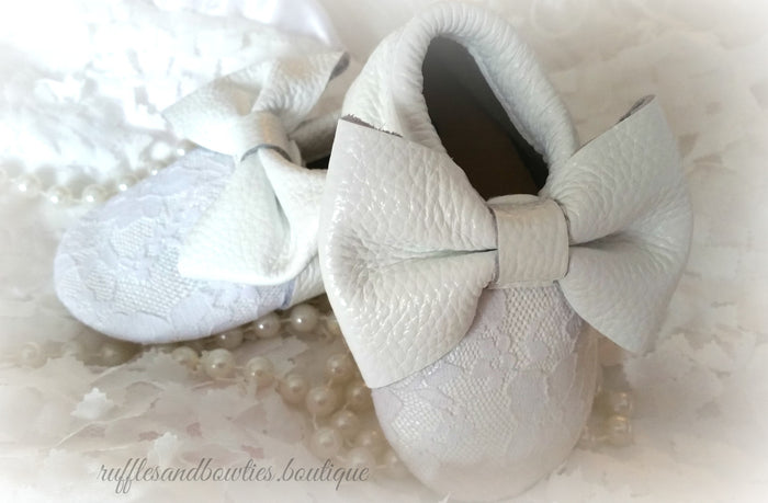 Baby Girl Lace leather Moccaisns - White  with White Lace Big Bow Leather Baby Moccasins - Baby Girl Moccasins - Bow Moccasins - Gold Bow Moccasins  - Soft Shoes - Lace Moccasins